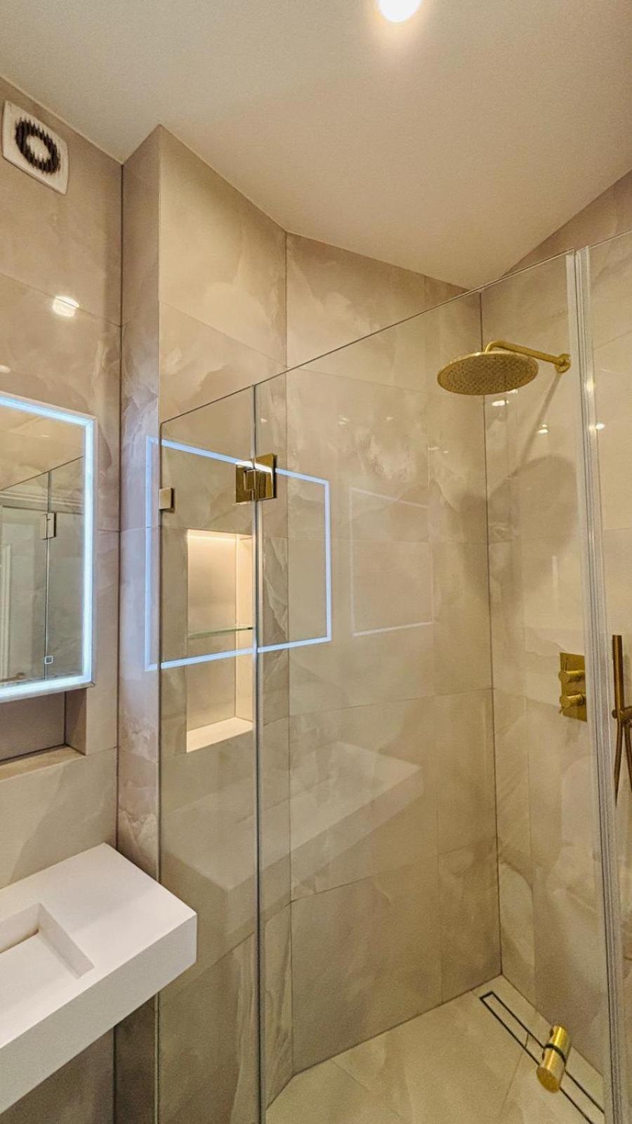 Hyde Park 3 Bedroom Flat *
